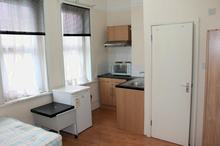 Studio To Rent In Green Lanes, London, N13