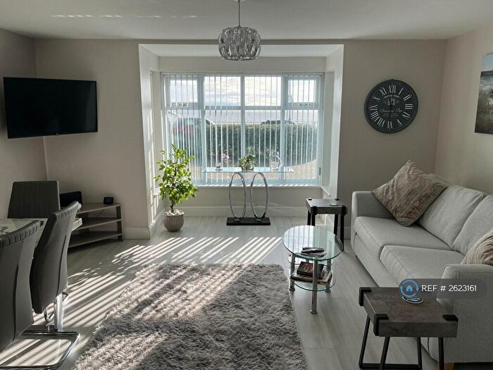 2 Bedroom Flat To Rent In Kings Parade, Holland-On-Sea, CO15