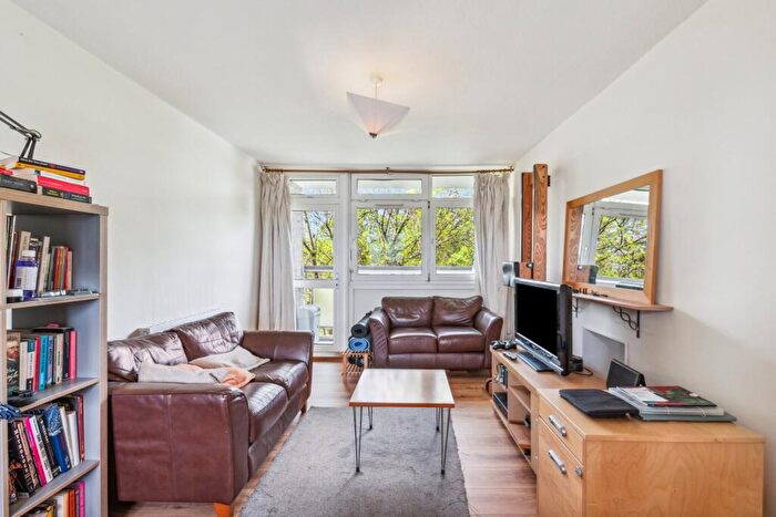 2 Bedroom Flat For Sale In Watford Close, Battersea Park, SW11