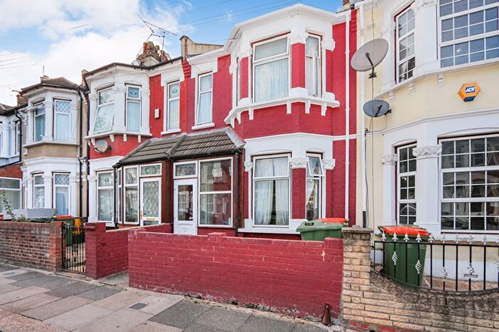 6 Bedroom Property For Sale In Sibley Grove, London, E12