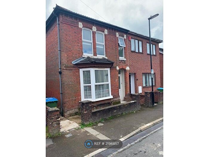 2 Bedroom Flat To Rent In Cromwell Road, Southampton, SO15