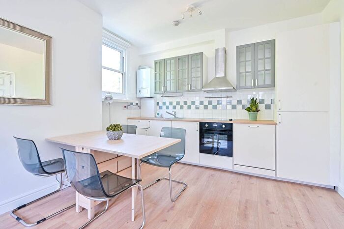 3 Bedroom Flat For Sale In Surrey Square, Elephant And Castle, London, SE17