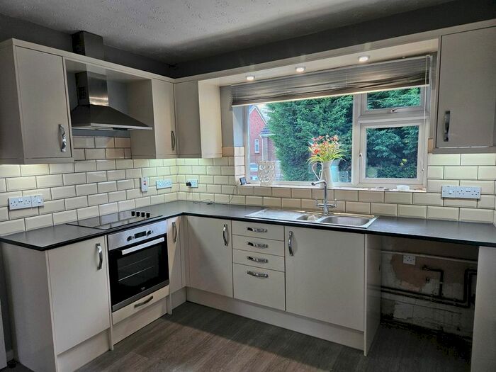 2 Bedroom Flat To Rent In Grovelands Crescent, Wolverhampton, WV10