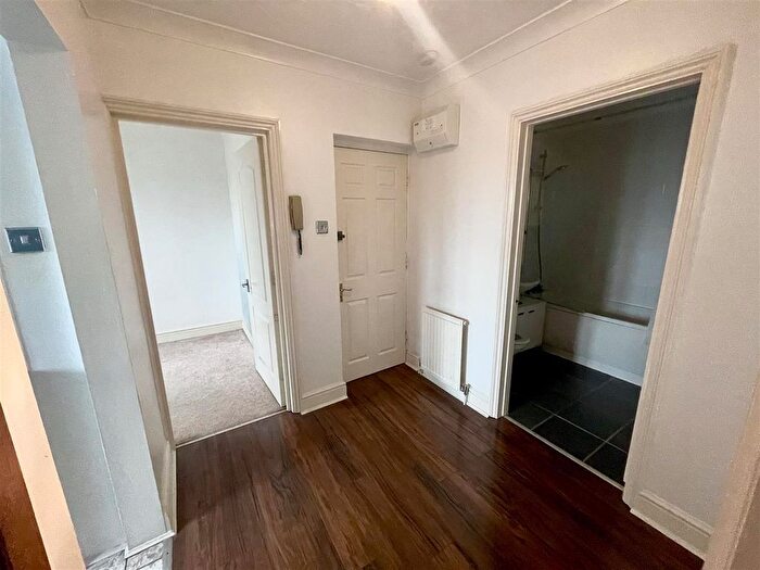 2 Bedroom Flat To Rent In Gerald Court, Hurst Grove, Bedford, MK40