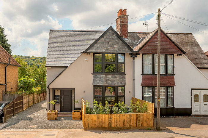 2 Bedroom Flat To Rent In London Road, High Wycombe, Buckinghamshire, HP11