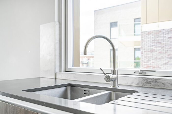 1 Bedroom Flat To Rent In Hamond Court, Queenshurst Square, Kingston Upon Thames, Surrey, KT2