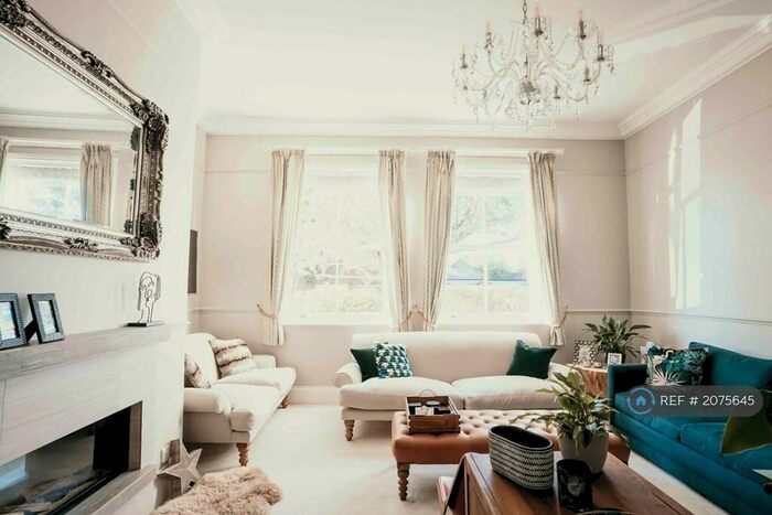 2 Bedroom Flat To Rent In Summersbury Drive, Shalford, GU4