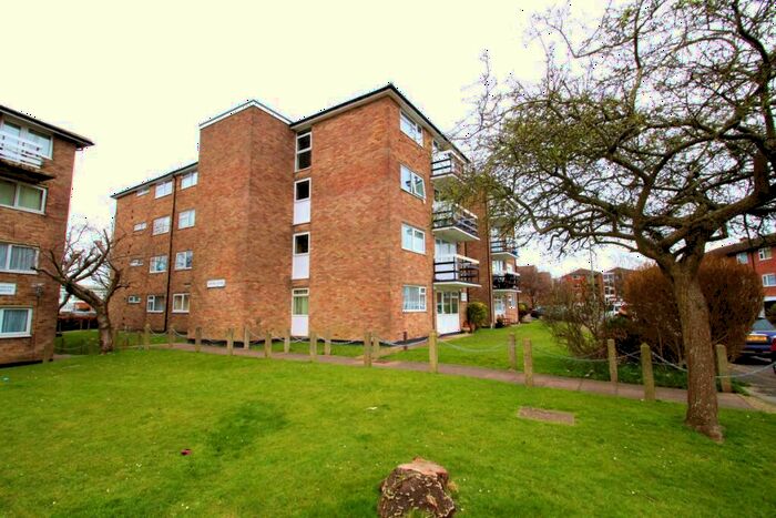 2 Bedroom Flat To Rent In Chidham Close, Havant, Hampshire, PO9
