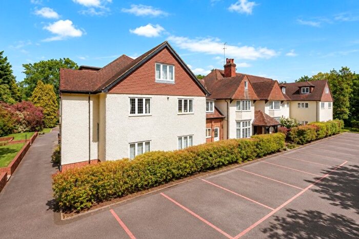 2 Bedroom Flat To Rent In Woking, Surrey, GU22