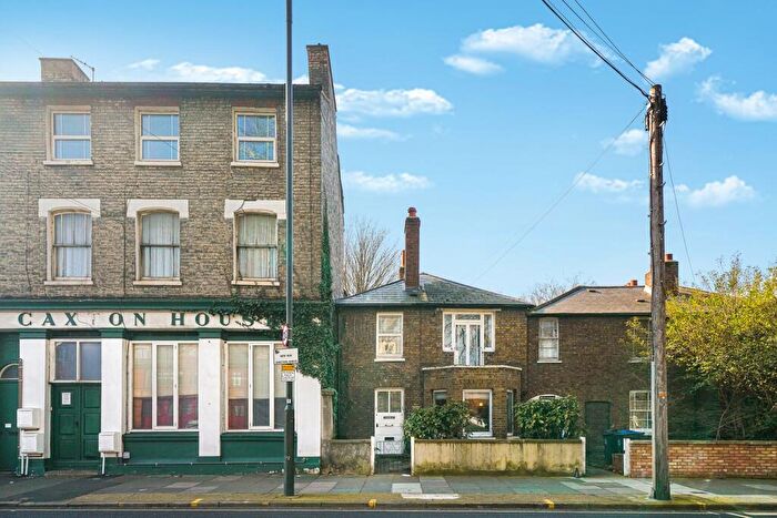 2 Bedroom Flat For Sale In Lower Green West, Mitcham, CR4