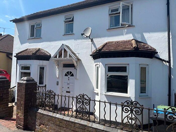 2 Bedroom Flat To Rent In Croydon Road, Caterham Valley - £pcm, CR3