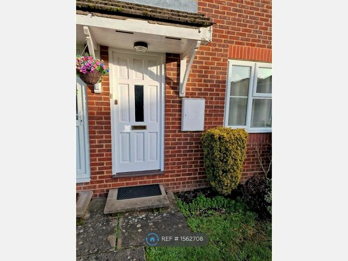 2 Bedroom Maisonette To Rent In Derwent Close, Amersham, HP7