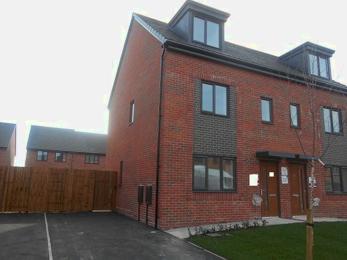 3 Bedroom Semi-Detached House To Rent In Blossom Way, Salford, M6