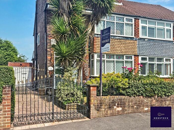 3 Bedroom Semi-Detached House For Sale In Penrhyn Avenue, Alkrington, Manchester, M24