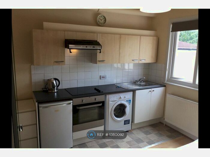 Studio To Rent In Newlyn Road, London, N17