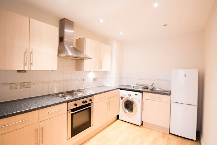 2 Bedroom Flat To Rent In The Green, Bradford, BD10