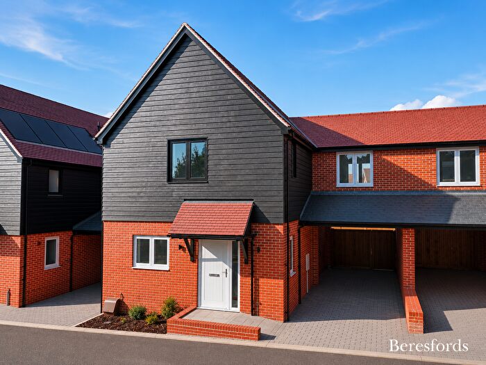 4 Bedroom Link Detached House For Sale In Mascalls Lane, Brentwood, CM14