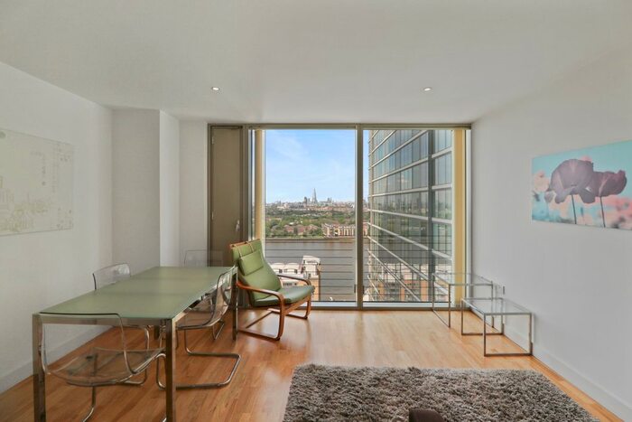 1 Bedroom Flat For Sale In The Landmark East, Canary Wharf, E14