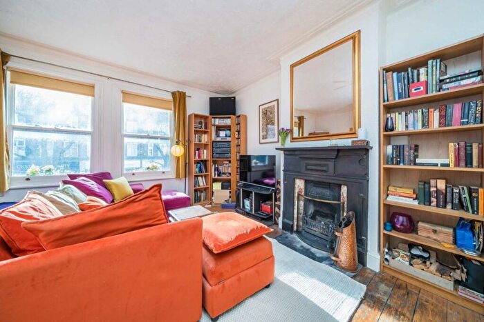 2 Bedroom Flat For Sale In Walton Road, East Molesey, KT8