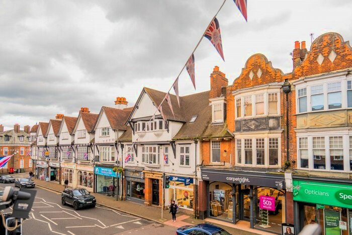 2 Bedroom Flat To Rent In Packhorse Road, Gerrards Cross, Buckinghamshire, SL9