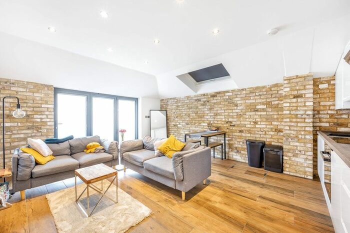 3 Bedroom Flat To Rent In Connaught Road, West Ealing, London, W13