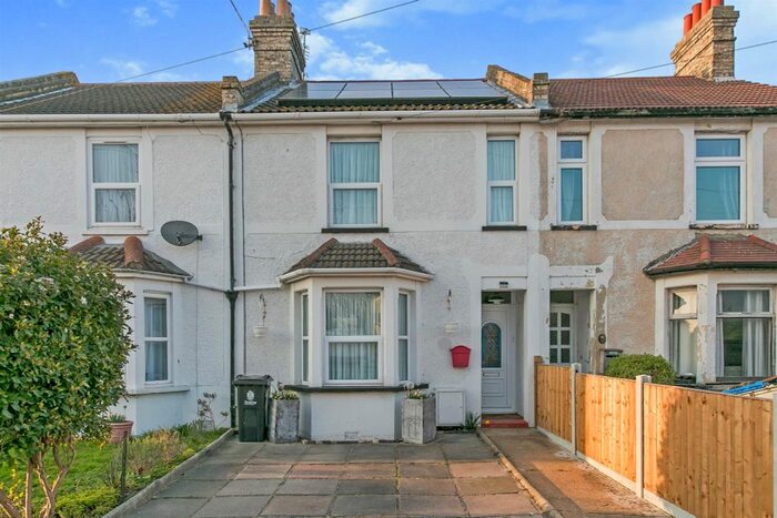 3 Bedroom Property To Rent In Walton Road, CO15