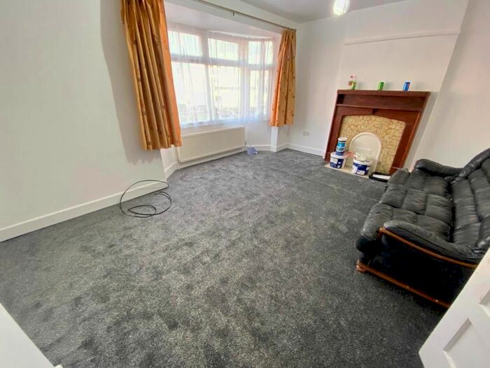 2 Bedroom Maisonette To Rent In Vicarage Farm Road, Hounslow, Greater London TW5
