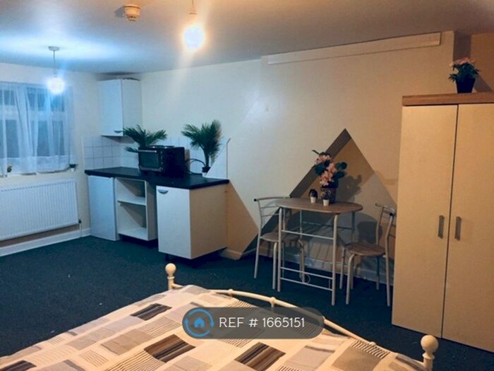 Studio To Rent In Rosebery Avenue, London, N17