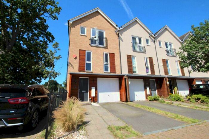 3 Bedroom Town House To Rent In Tempest Mews, Bracknell, RG12