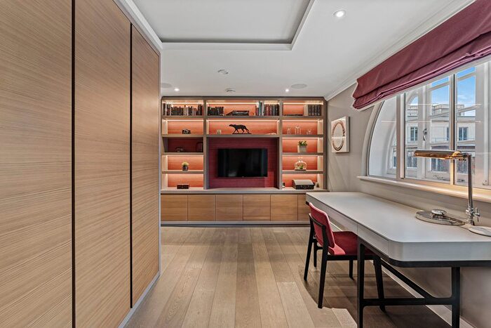 3 Bedroom Flat For Sale In New Cavendish Street, London, W1W - Photo 5