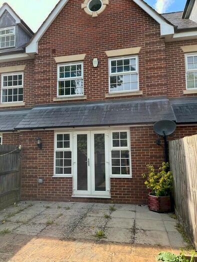 3 Bedroom Terraced House To Rent In Friars Walk, Dunstable, Bedfordshire, LU6