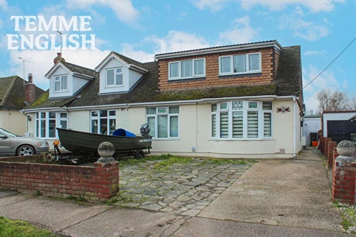 4 Bedroom Semi-Detached House For Sale In Fifth Avenue, Wickford, SS11