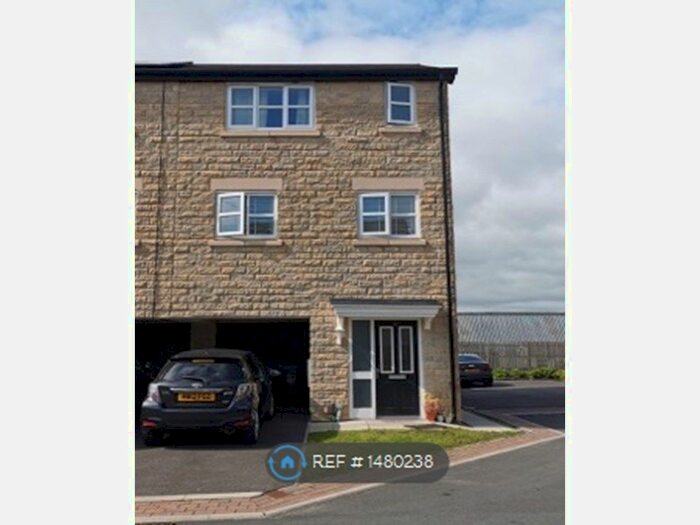 3 Bedroom End Of Terrace House To Rent In Lady Royd Close, Bradford, BD8