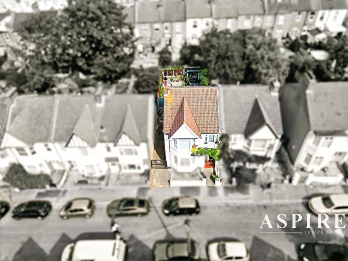 1 Bedroom Flat For Sale In Ramuz Drive, Westcliff-On-Sea, SS0