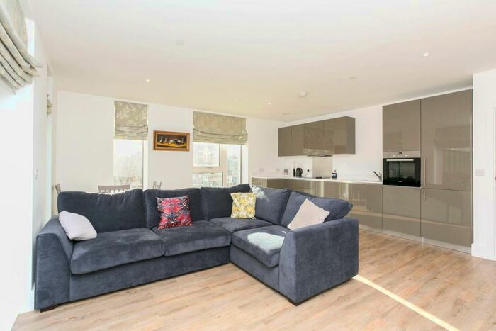 3 Bedroom Flat To Rent In Plumstead Road, Woolwich, London, SE18