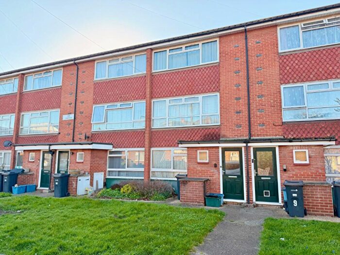 2 Bedroom Maisonette For Sale In Chadwell Avenue, Romford, London, RM6
