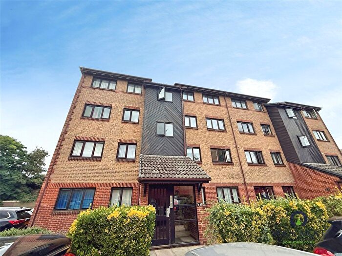 2 Bedroom Flat To Rent In Cricketers Close, Erith, DA8