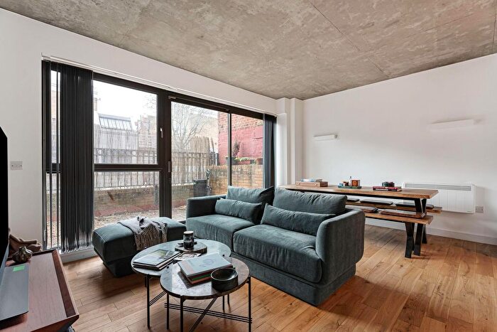 2 Bedroom Flat For Sale In Coleman Fields, Islington, London, N1