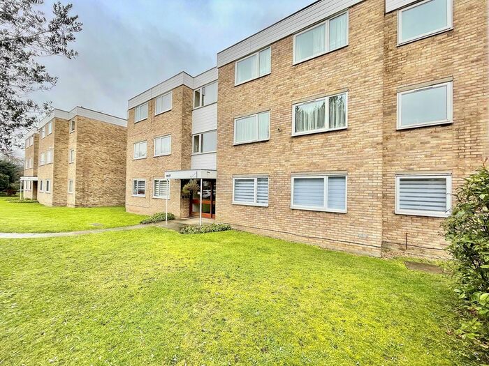 2 Bedroom Flat To Rent In Woodhaven Gardens, Barkingside, Ilford, IG6