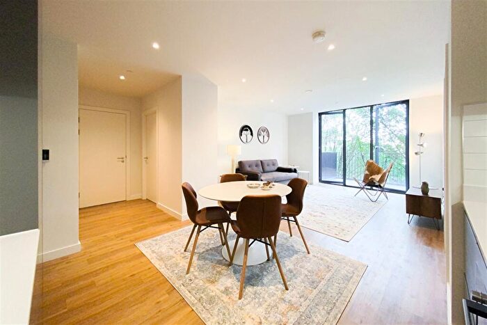 2 Bedroom Apartment To Rent In Mount Yard, Meadowside, M4