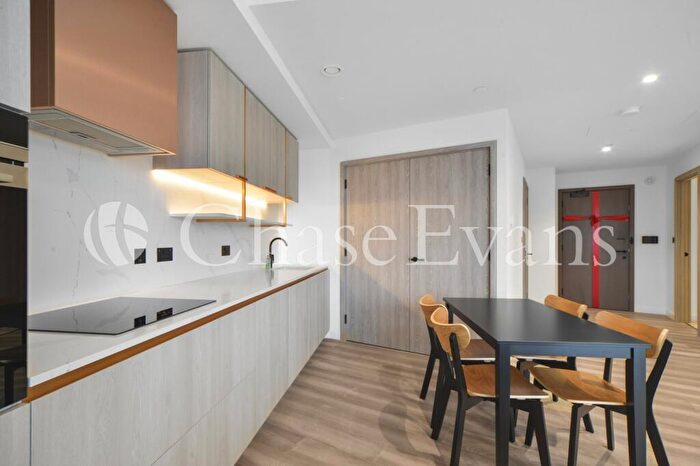 2 Bedroom Flat To Rent In Aspen At Consort Place, Marsh Wall, Canary Wharf, London, E22