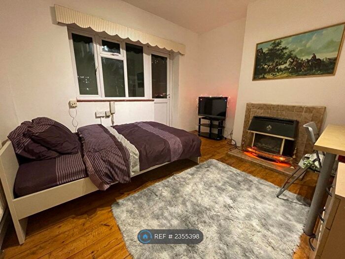 3 Bedroom Flat To Rent In Finn House, London, N1