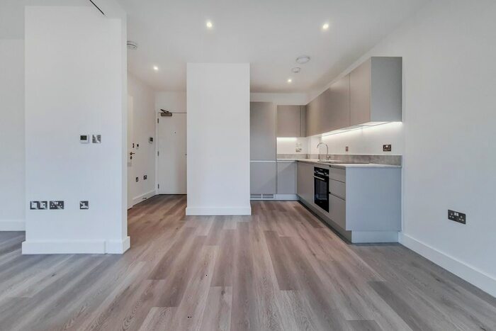 1 Bedroom Flat To Rent In Weyside, Catteshall Lane, Godalming, GU7