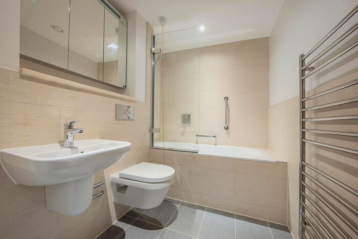 2 Bedroom Flat For Sale In Albert Bridge Road, London, SW11