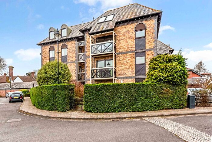 2 Bedroom Flat For Sale In Henty Gardens, Chichester, PO19