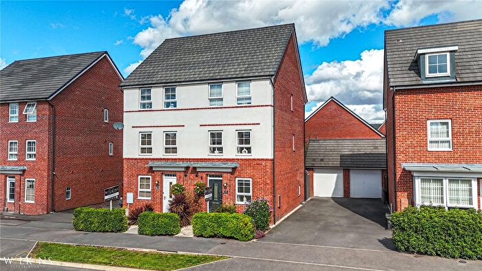 4 Bedroom Semi-detached House For Sale In Topiary Road, Nuneaton, Warwickshire, CV10