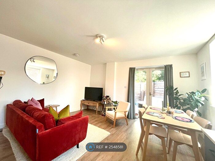 2 Bedroom Flat To Rent In Dean Lane, Bristol, BS3