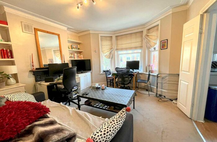 2 Bedroom Flat To Rent In Hackford Road, Stockwell, London, SW9