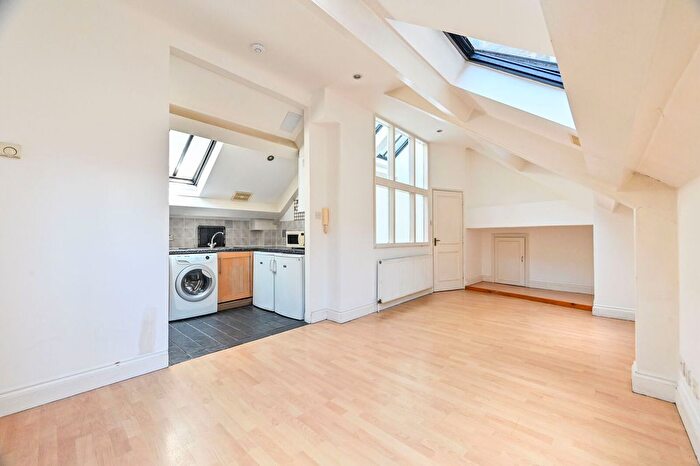 1 Bedroom Maisonette For Sale In Bow Road, Bow, London, E3