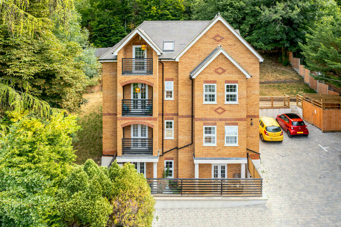 2 Bedroom Apartment To Rent In Welcomes Road, CR8